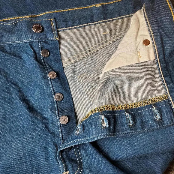 Levi's 501 Men's Original Fit Button Fly Medium Wash Blue Jeans 42x32 - Picture 2 of 12